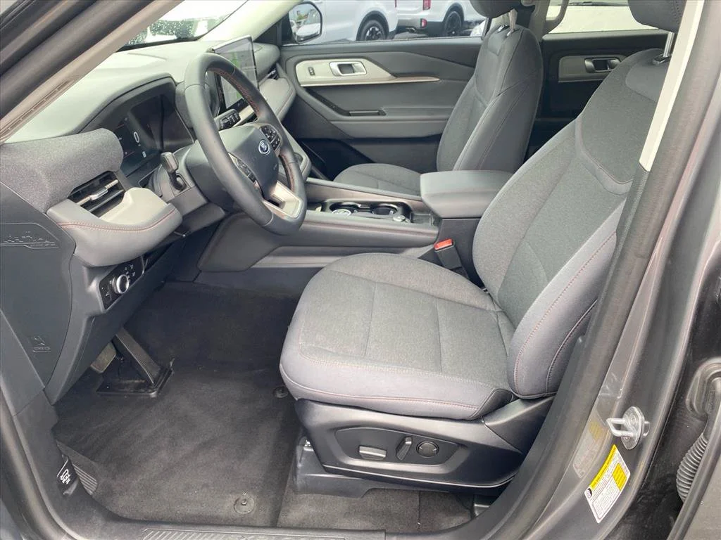 Used 2025 Gray Metallic Ford Active image 9