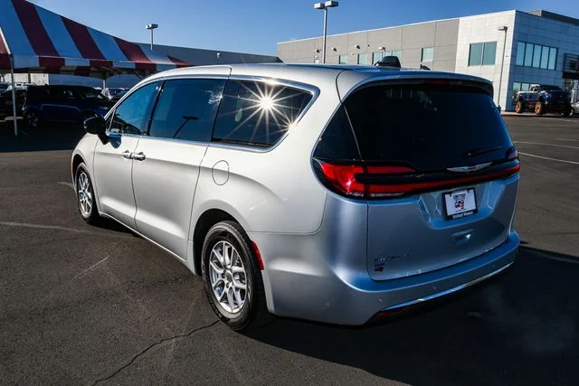 Used 2023 Silver Chrysler Touring L image 3