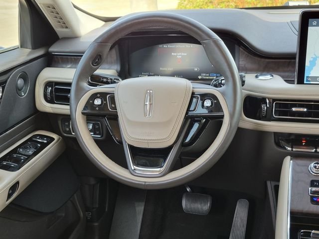 Used 2020 Black Metallic Lincoln Grand Touring image 21