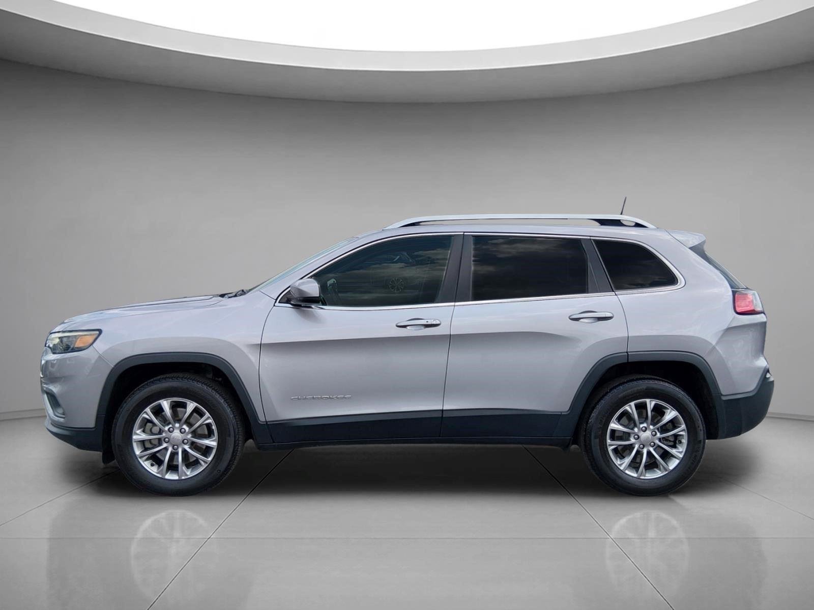 Used 2019 Granite Crystal Metallic Clearcoat Jeep Latitude Plus image 9