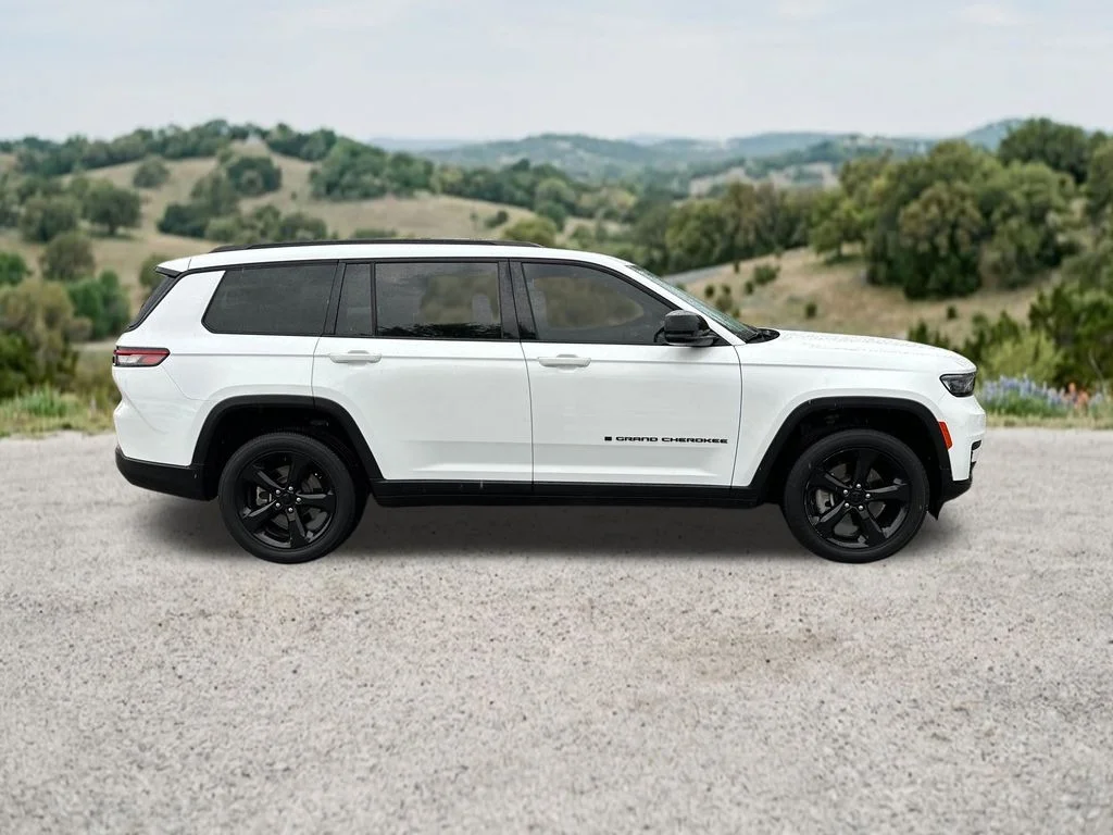 Used 2023 White Jeep Altitude image 12