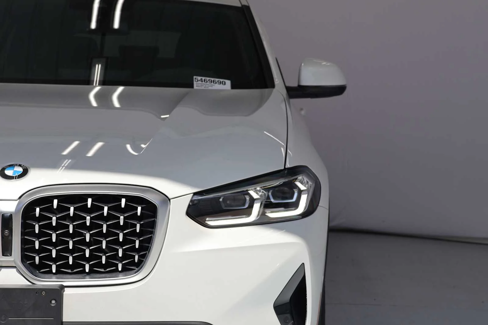 Certified Used 2025 Mineral White Metallic BMW xDrive30i image 4