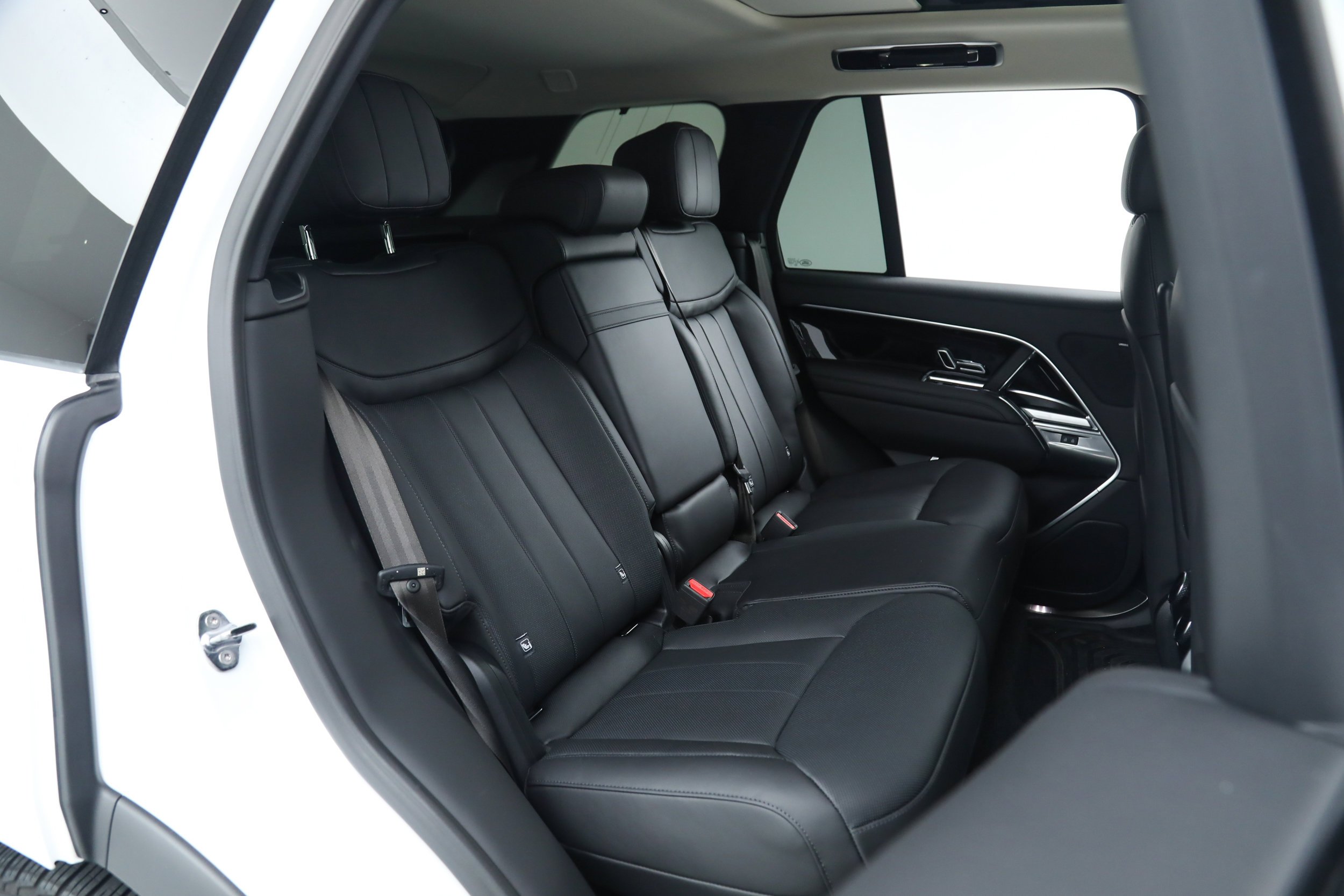 Used 2024 White Land Rover SE image 17