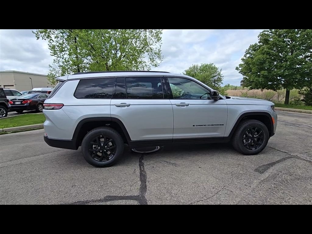 New 2026 Silver Zynith Exterior Paint Jeep Laredo image 8