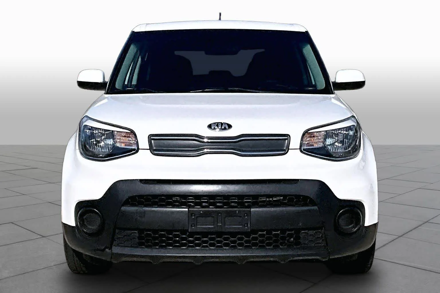 Used 2018 Clear White Kia Base image 4