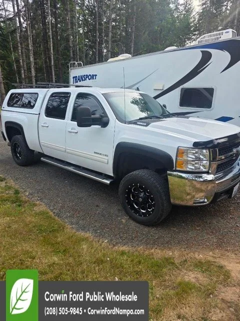 Used 2010 White Chevrolet LTZ image 3
