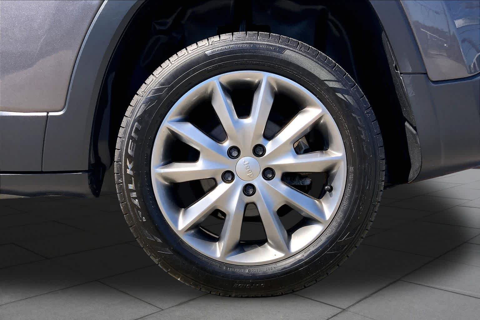 Used 2018 Granite Crystal Met. Clear Coat Jeep Limited image 9