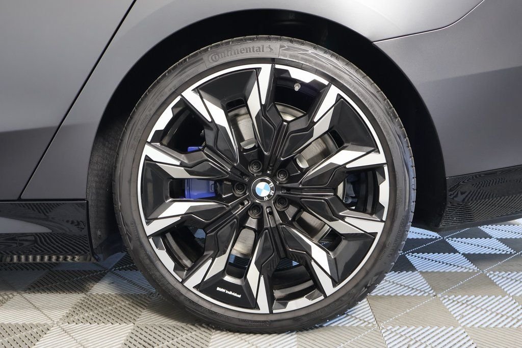2025 BMW i5 M60 - Photo 16