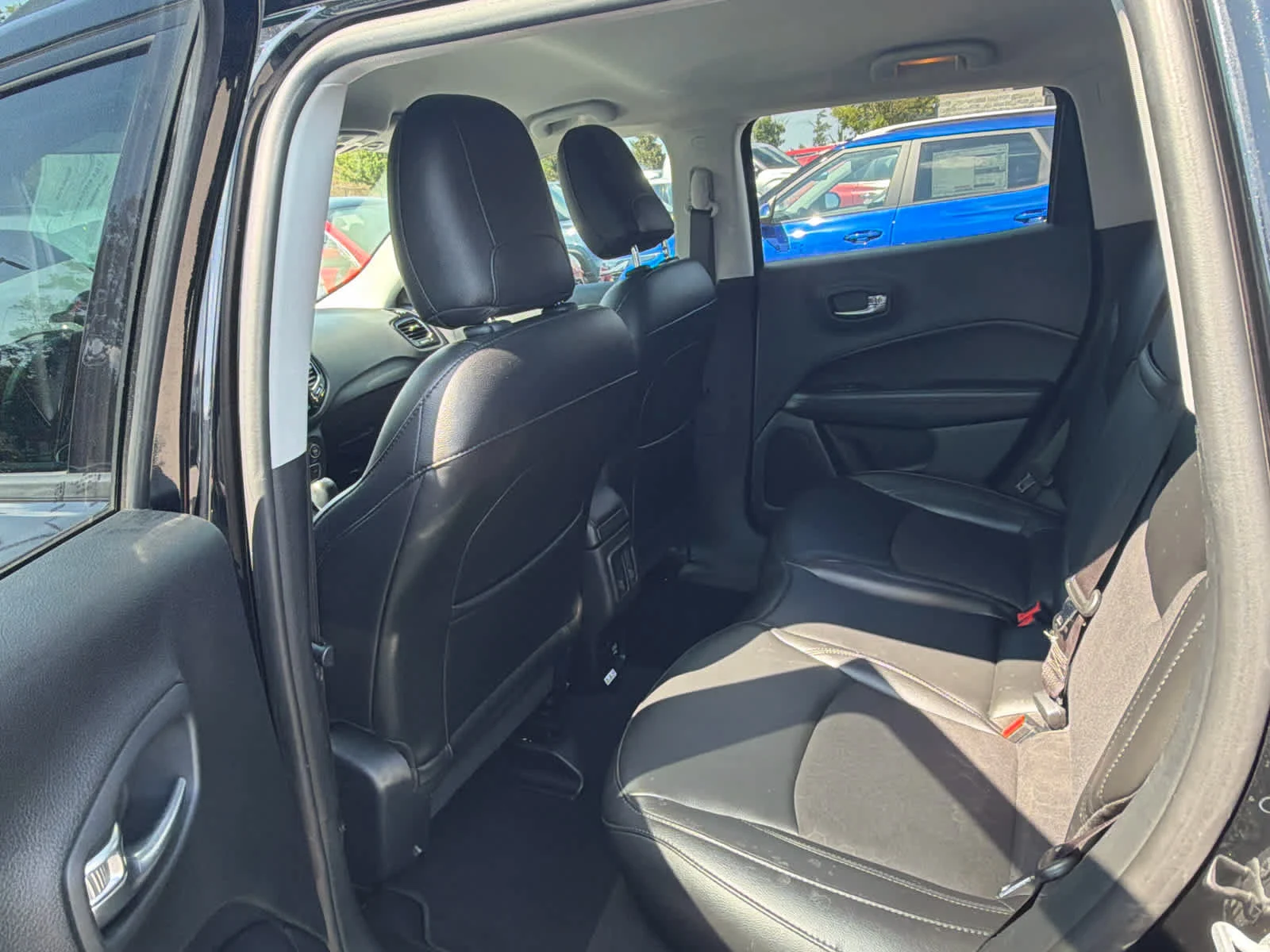 Used 2019 Diamond Black Crystal Pearlcoat Jeep Altitude image 10