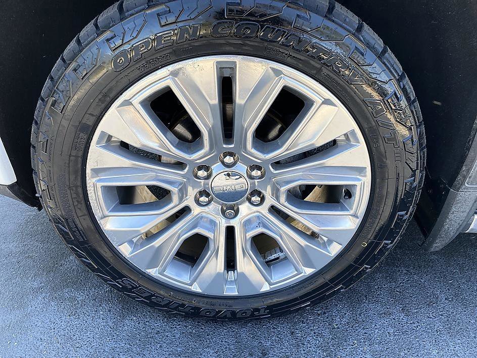 Used 2021 White Frost Tricoat GMC Denali image 8