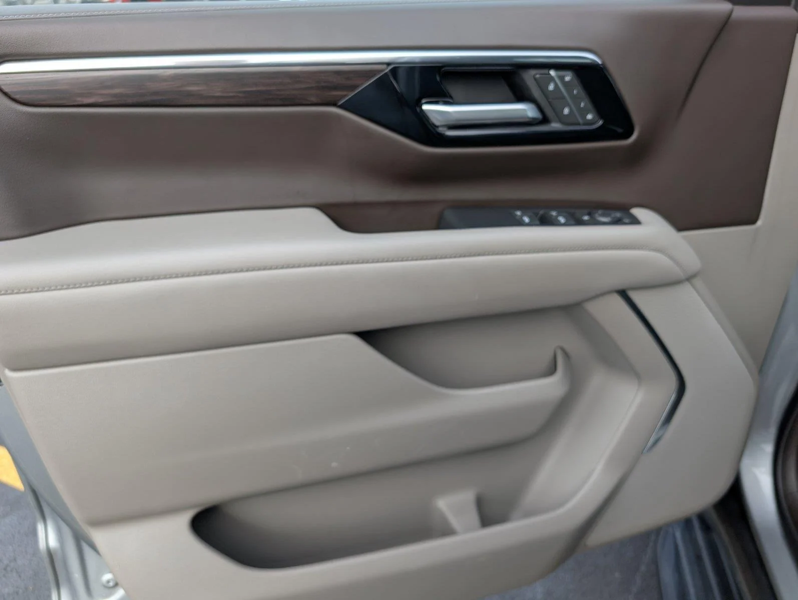 Used 2025 Sterling Gray Metallic Chevrolet LT image 16