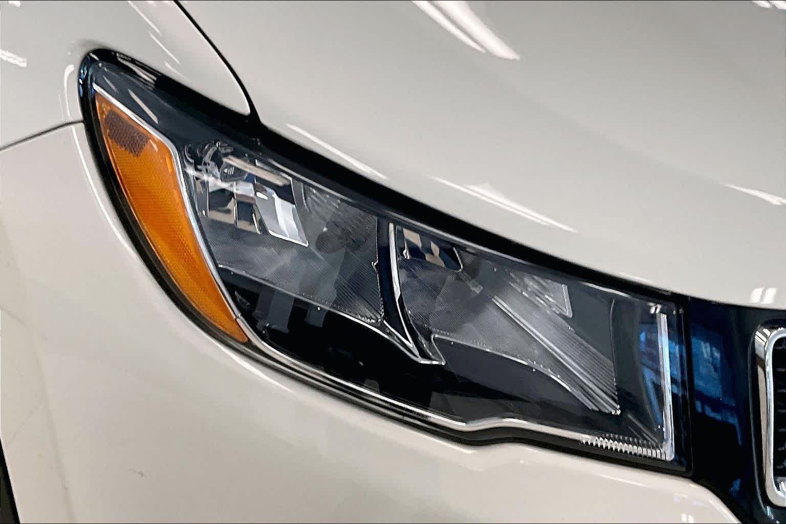 Used 2020 White Clearcoat Jeep Latitude image 23