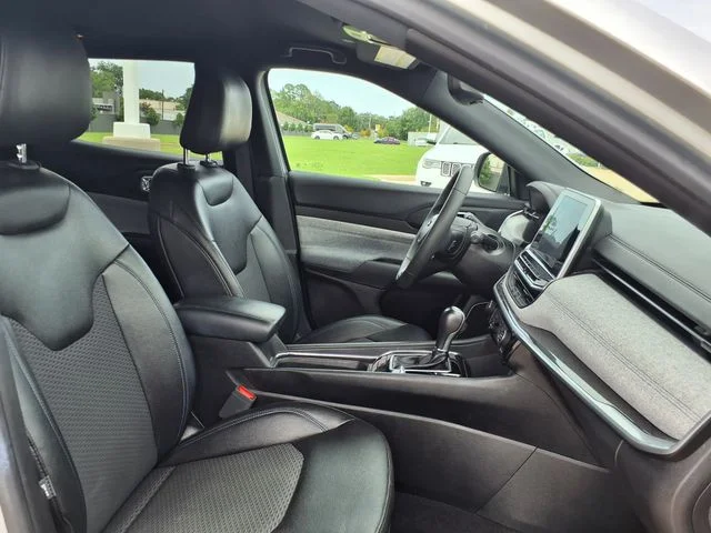 Used 2025 Silver Jeep Latitude image 29