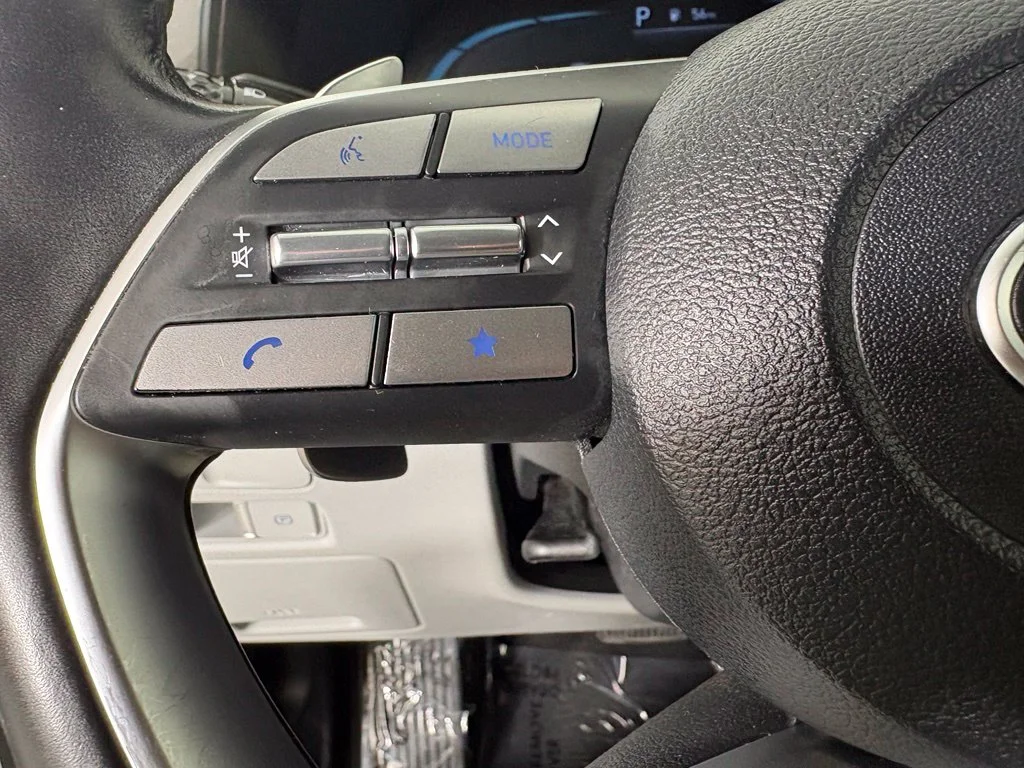 Used 2025 White Hyundai SEL image 25