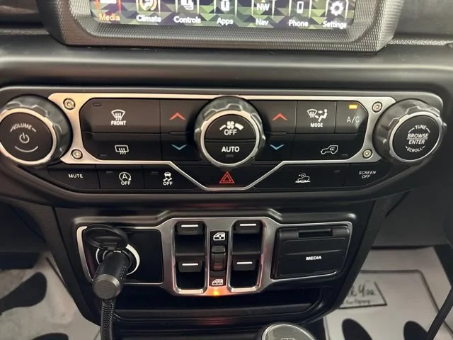 Used 2022 Black Jeep Altitude image 16