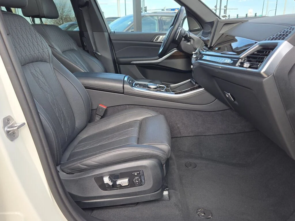 Used 2025 Alpine White BMW xDrive50e image 6