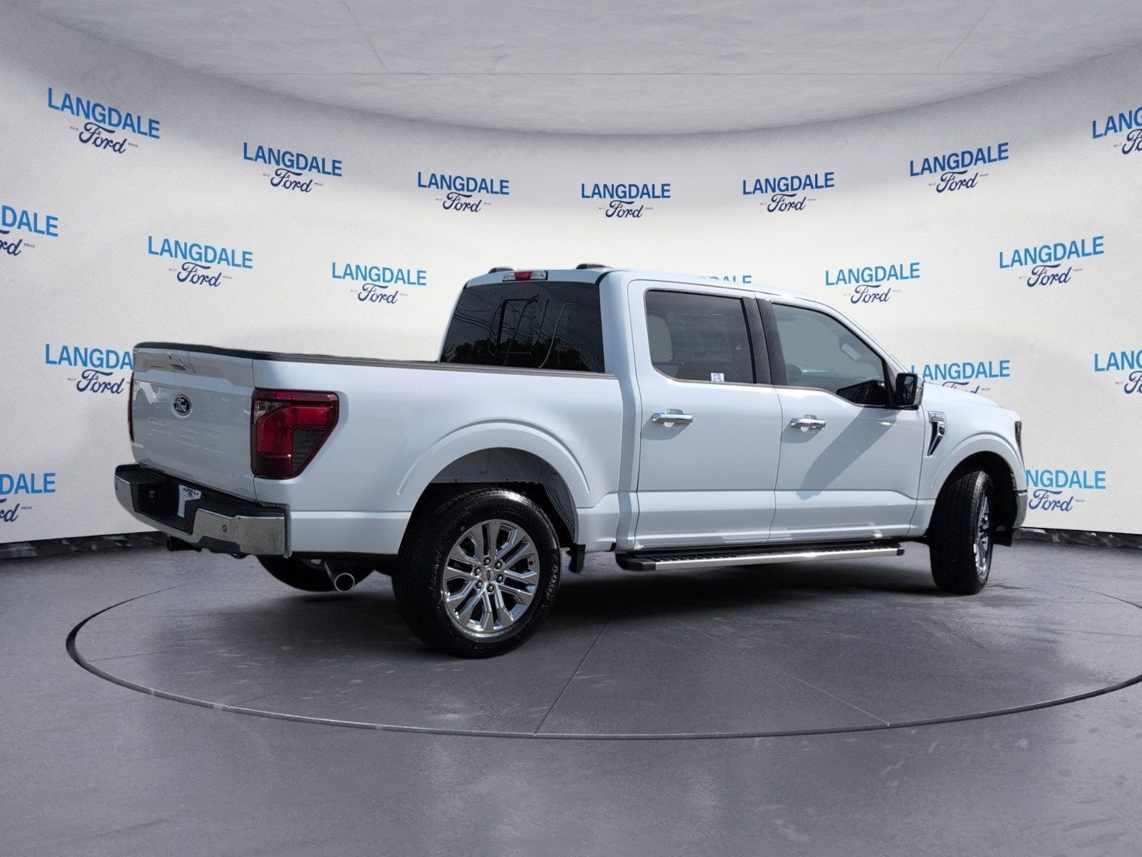 New 2026 Oxford White Ford XLT image 4