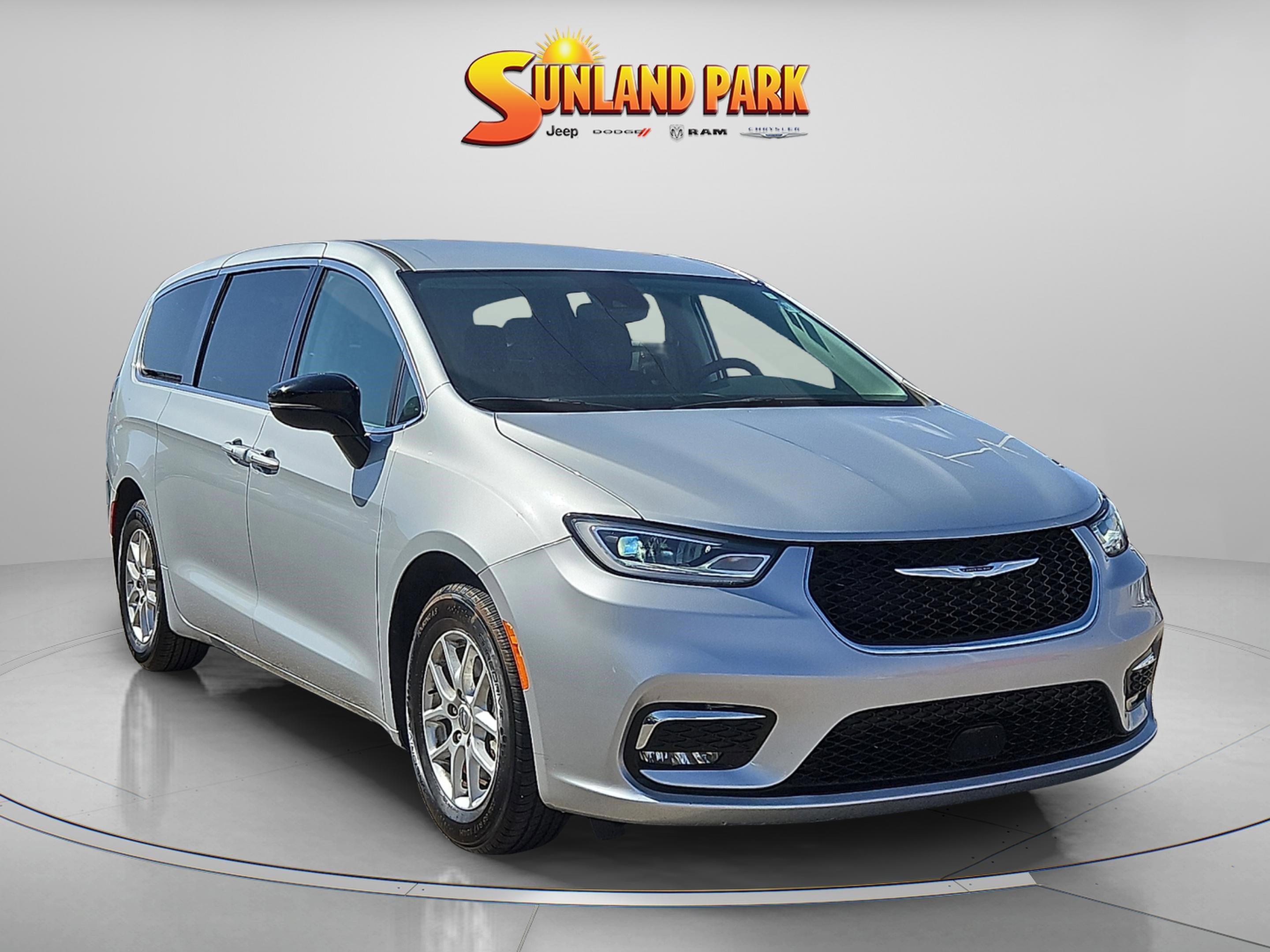 2024 Chrysler Pacifica Touring L's photo