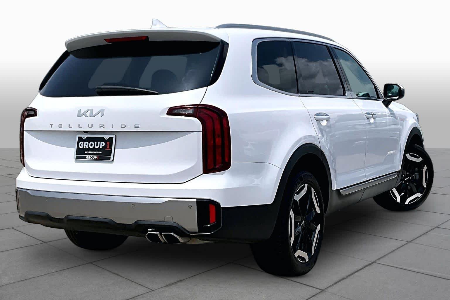 Used 2025 Glacial White Pearl Kia S image 11
