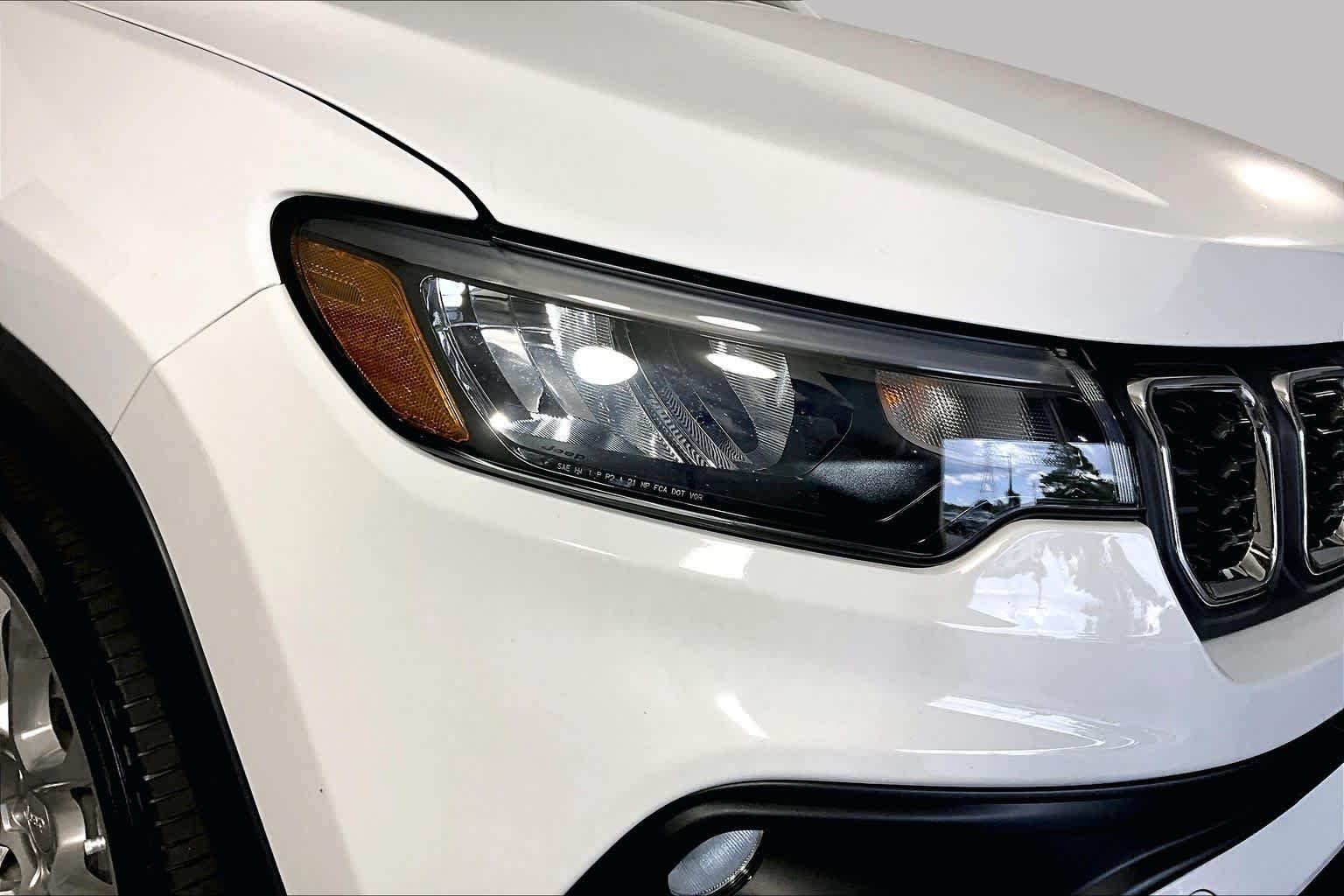 Used 2024 White Jeep Latitude Lux FWD image 27