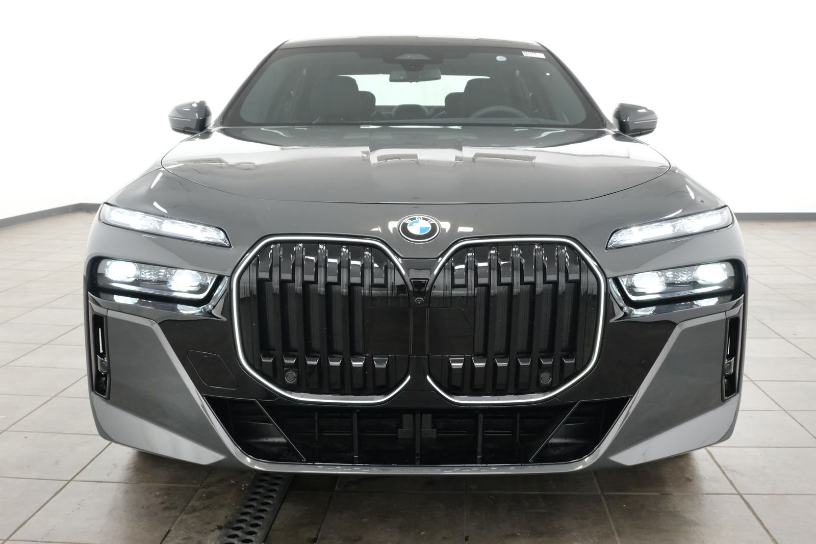 New 2026 Dravit Grey Metallic BMW 760i xDrive image 7