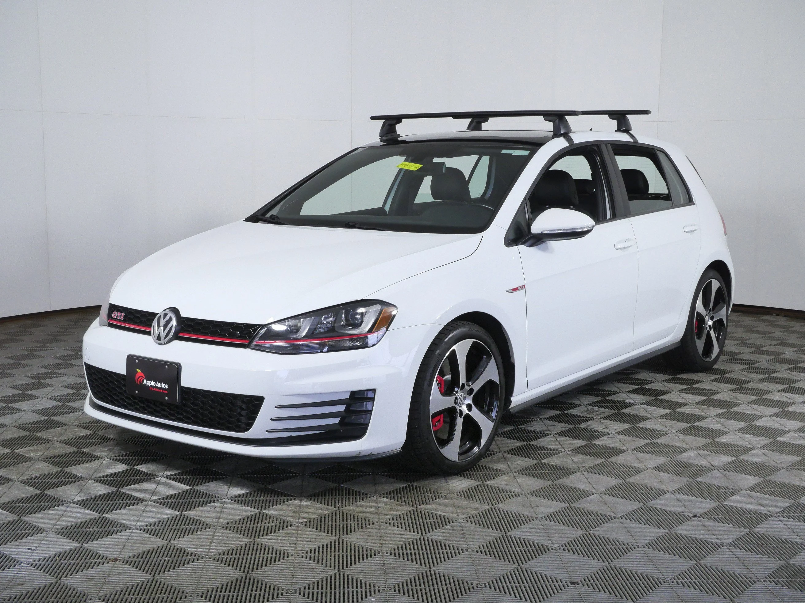 Used 2017 Pure White Volkswagen SE image 5