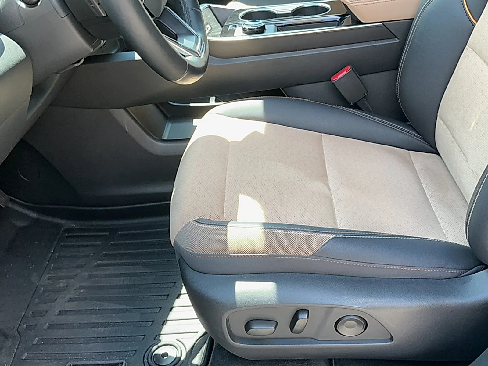 Used 2025 Mosaic Black Metallic Chevrolet FWD ACTIV image 13