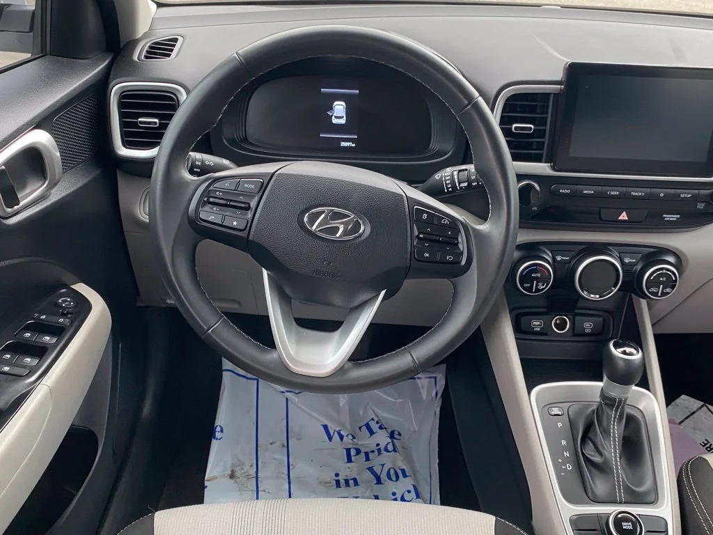 Used 2025 White Hyundai SEL image 9