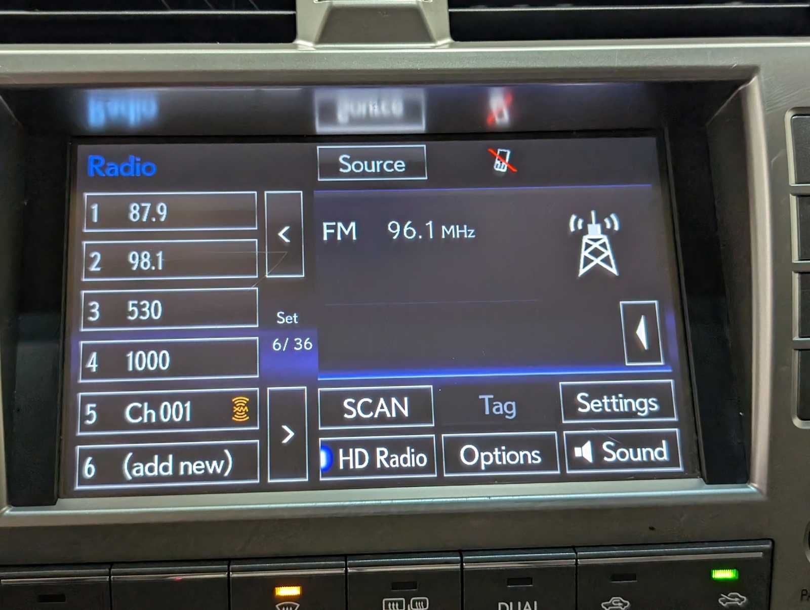 Used 2018 Starfire Pearl Lexus  image 25