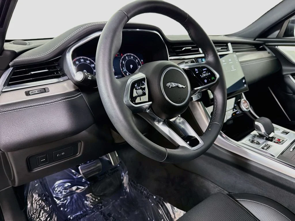 Used 2024 Gray Jaguar R-Dynamic SE image 9
