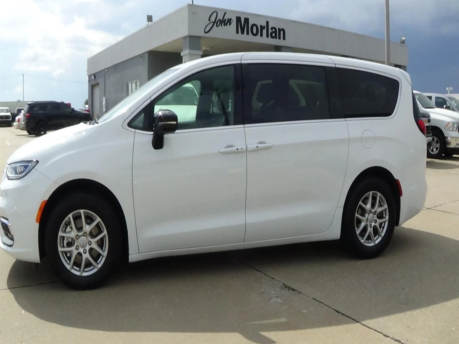 Used 2025 Bright White Clear Coat (pw7) Chrysler Select image 1