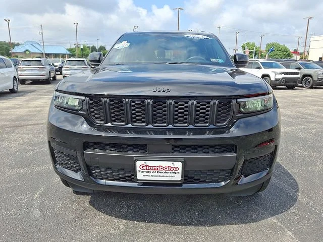 Used 2023 Black Jeep Altitude image 3