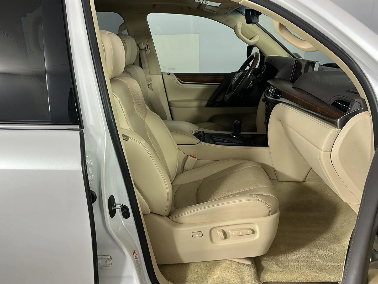 Used 2018 Eminent White Pearl Lexus LX 570 image 32