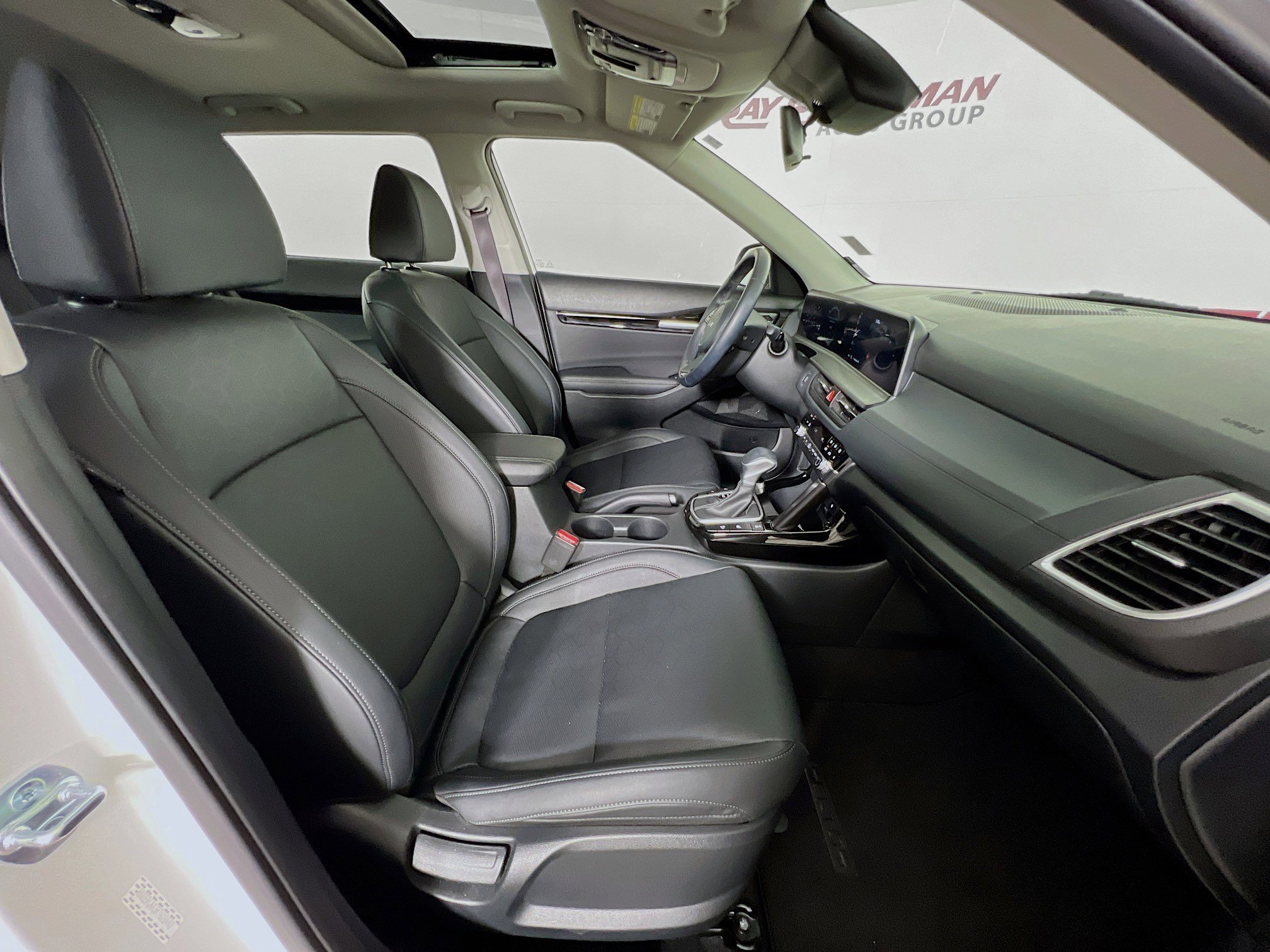 Used 2024 Snow White Pearl Kia EX image 40