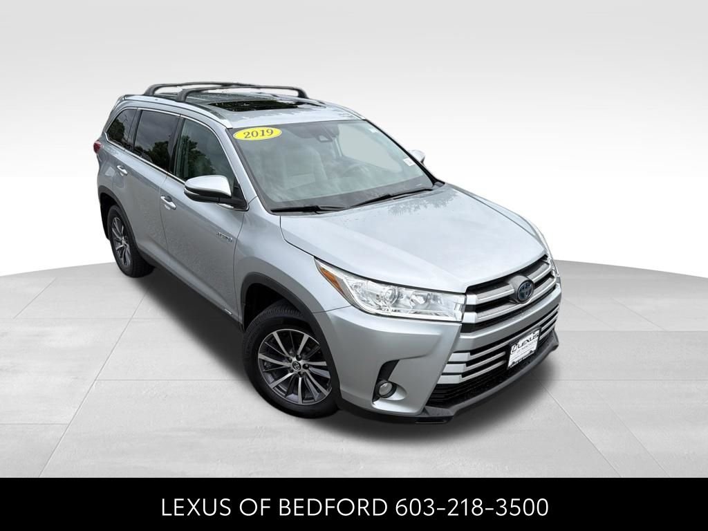 Used 2019 Silver Toyota XLE image 3