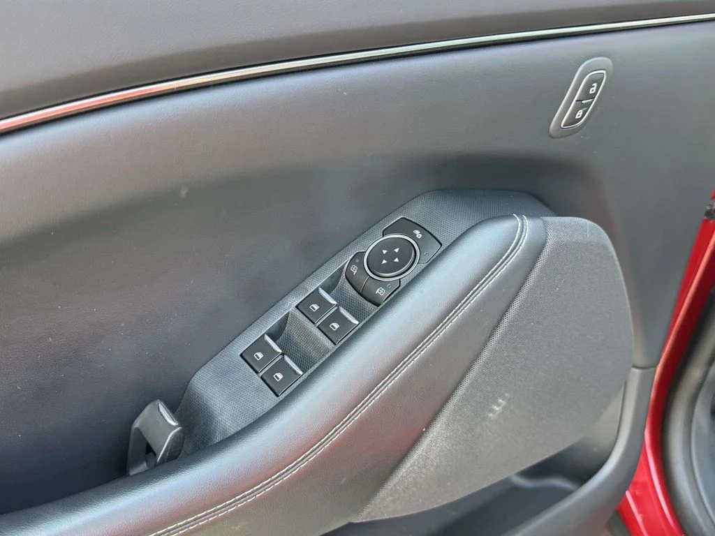 Used 2022 Red Ford Select image 27