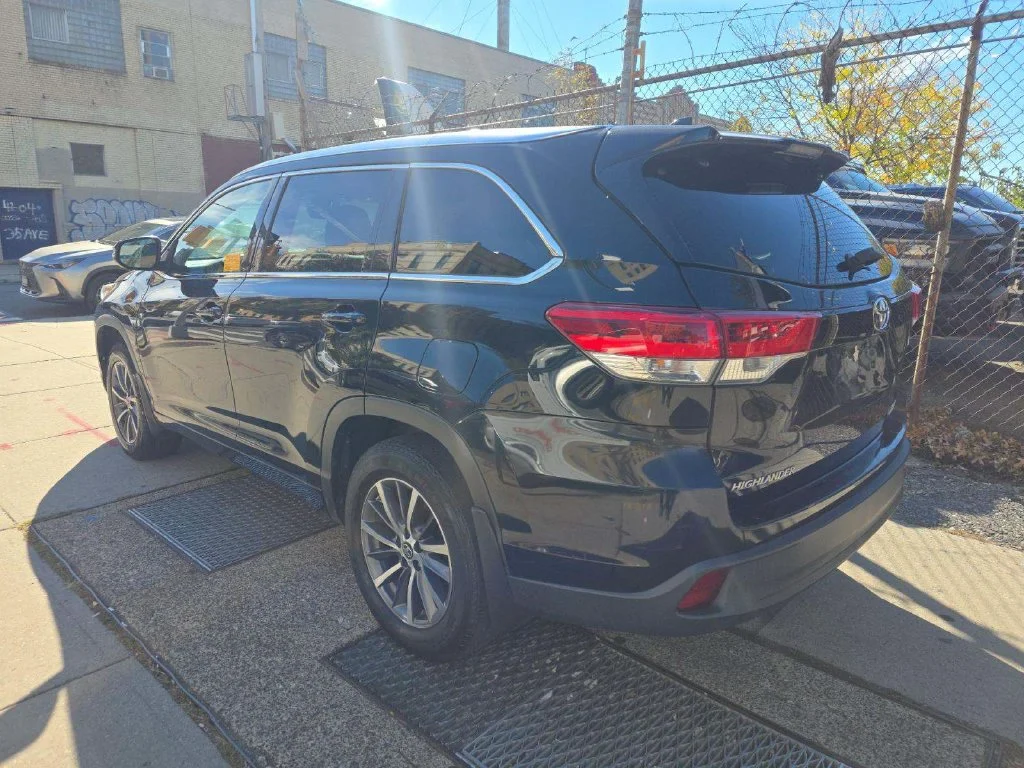 Used 2018 Black Toyota XLE image 9