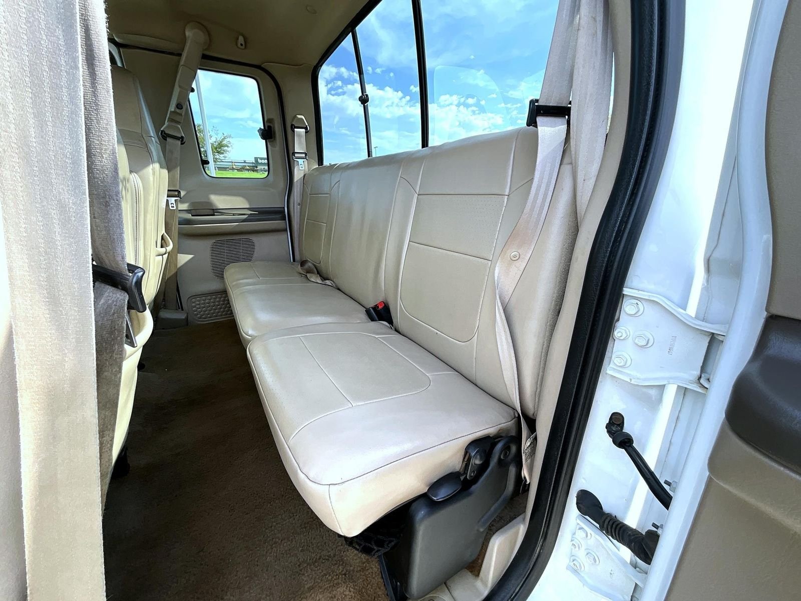 Used 2001 White Ford Lariat image 15