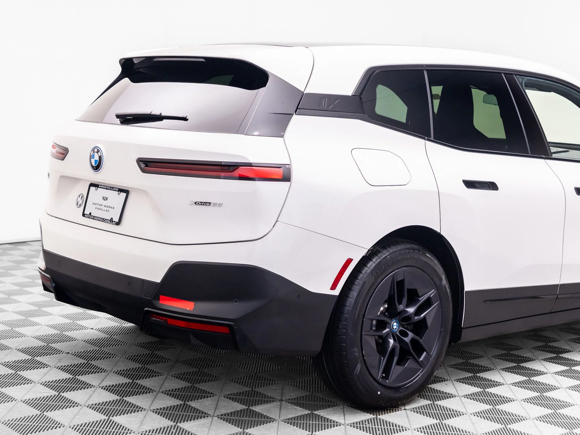 Used 2024 White BMW xDrive50 image 35