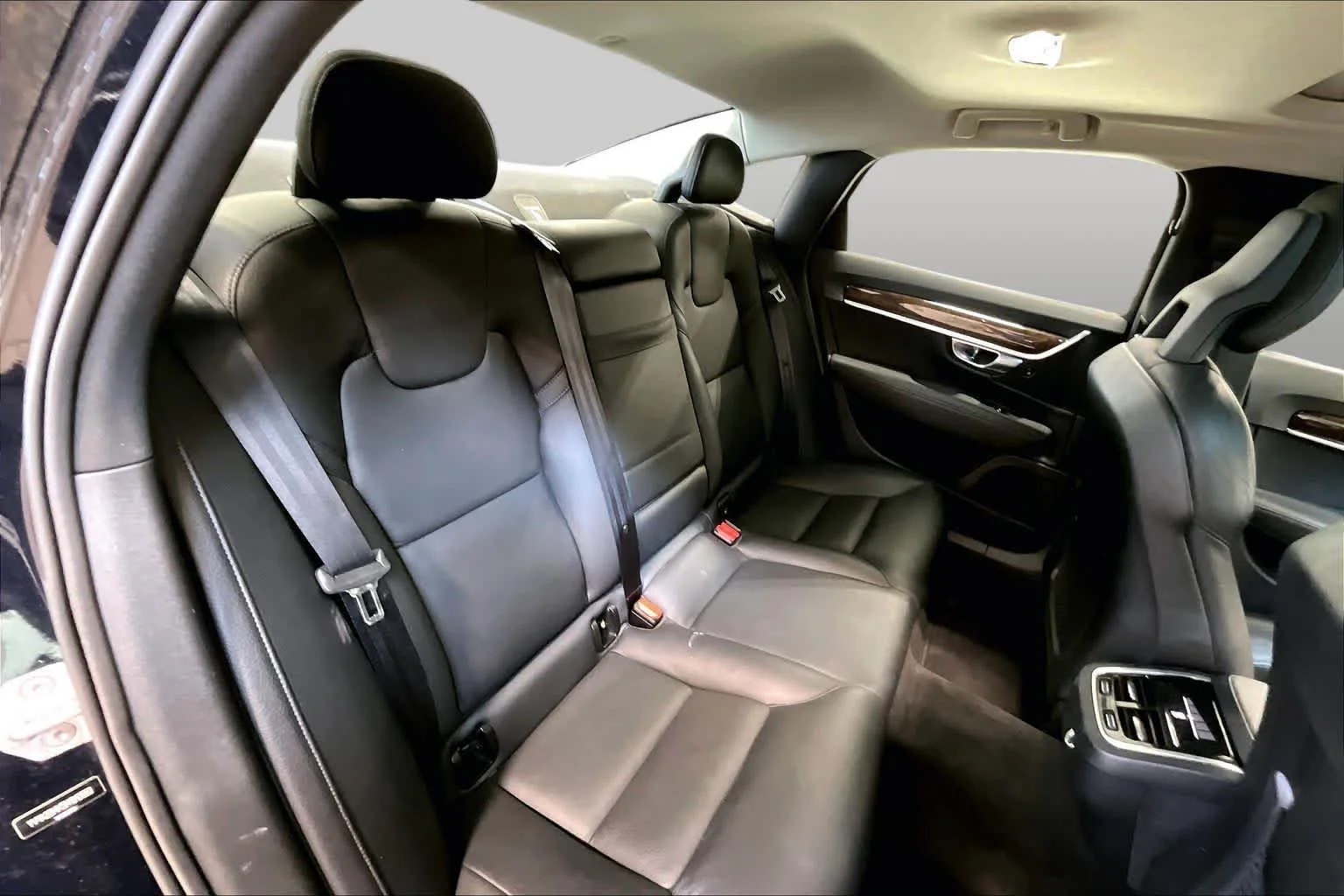Used 2017 Magic Blue Metallic Volvo Momentum image 19