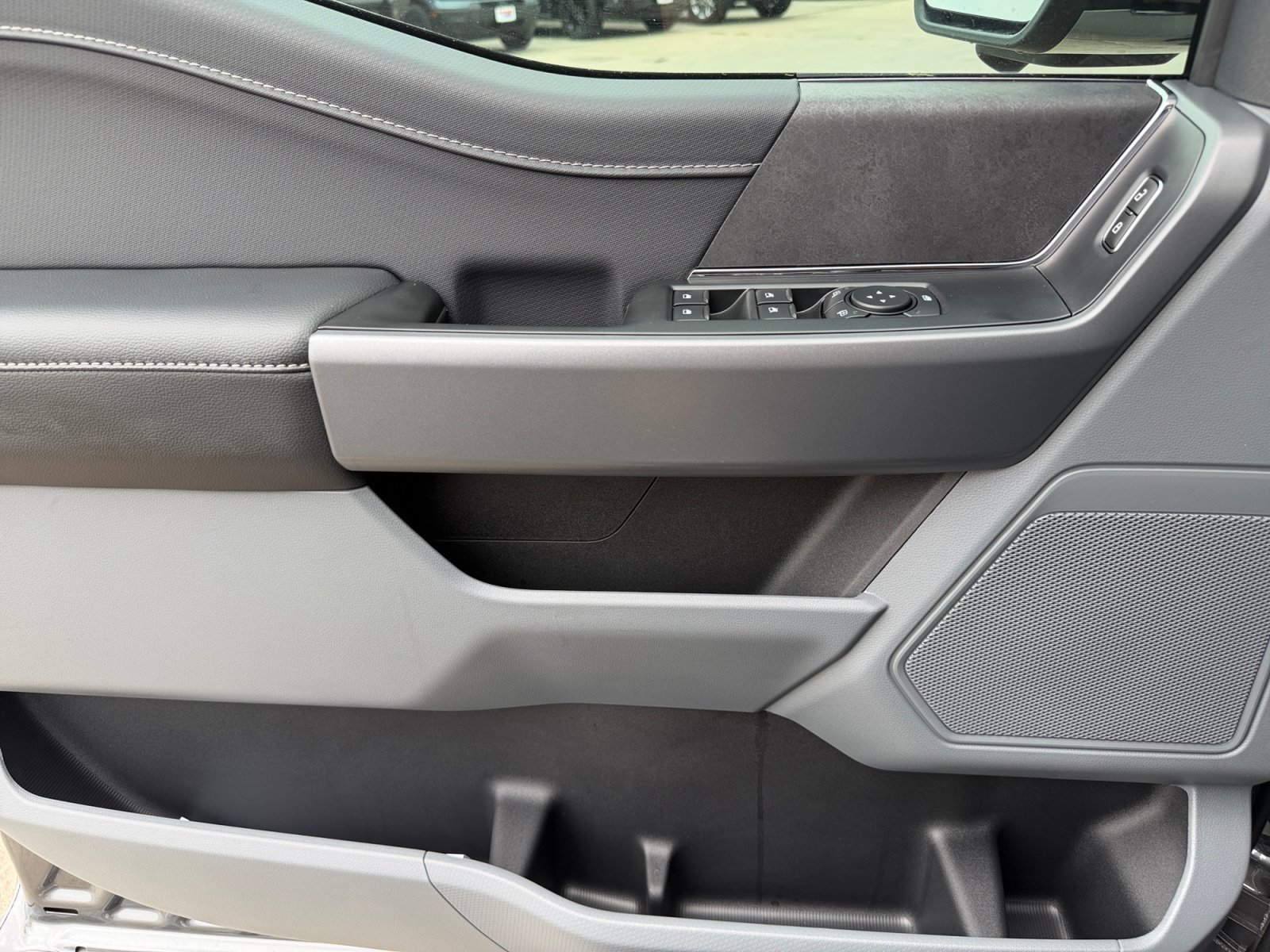 New 2026 Carbonized Gray Metallic Ford XLT image 17