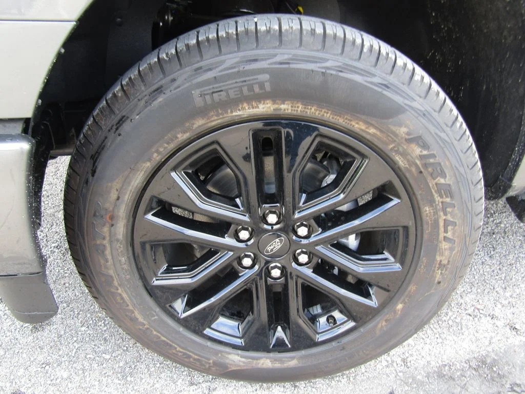 New 2026 Carbonized Gray Metallic Ford XLT image 29