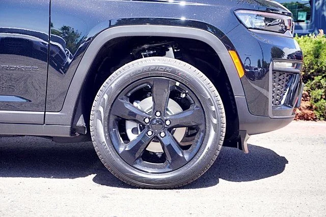 New 2026 Diamond Black Crystal Pearl-Coat Exterior Paint Jeep Limited image 8
