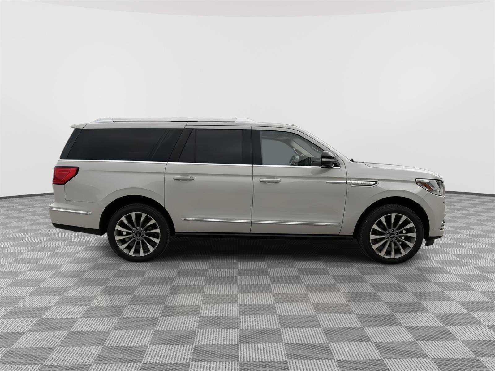 Used 2020 Ceramic Pearl Lincoln Reserve image 6