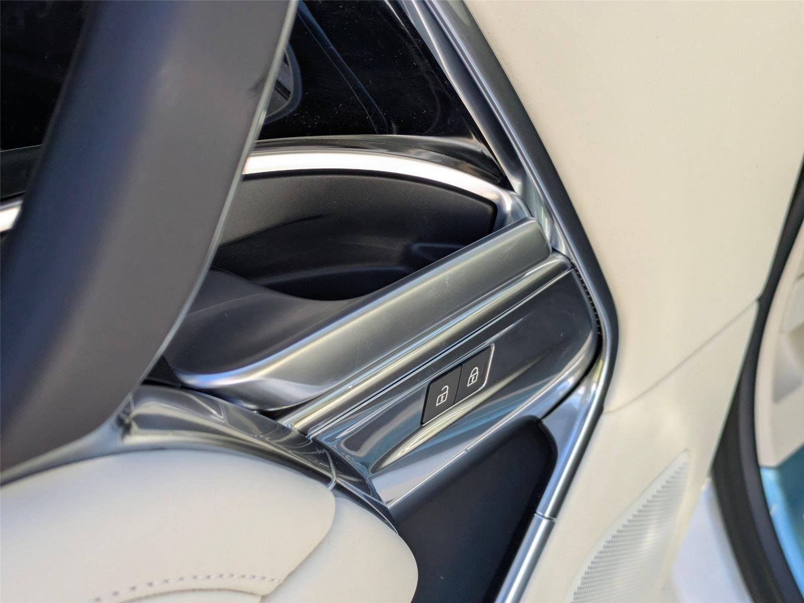 New 2026 Ostuni Pearl White Land Rover SE image 13