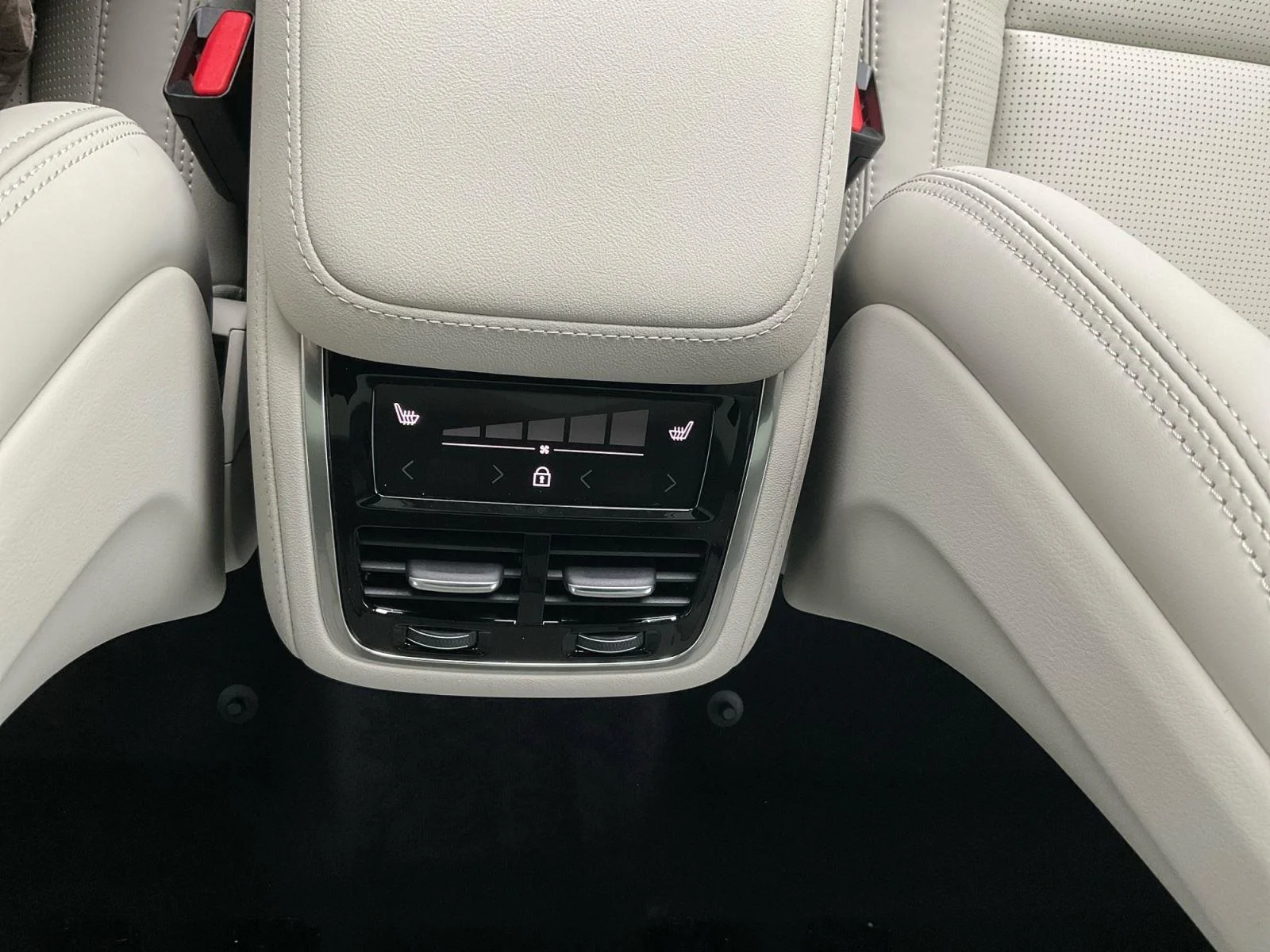 2026 Volvo XC90 Ultra - Photo 28