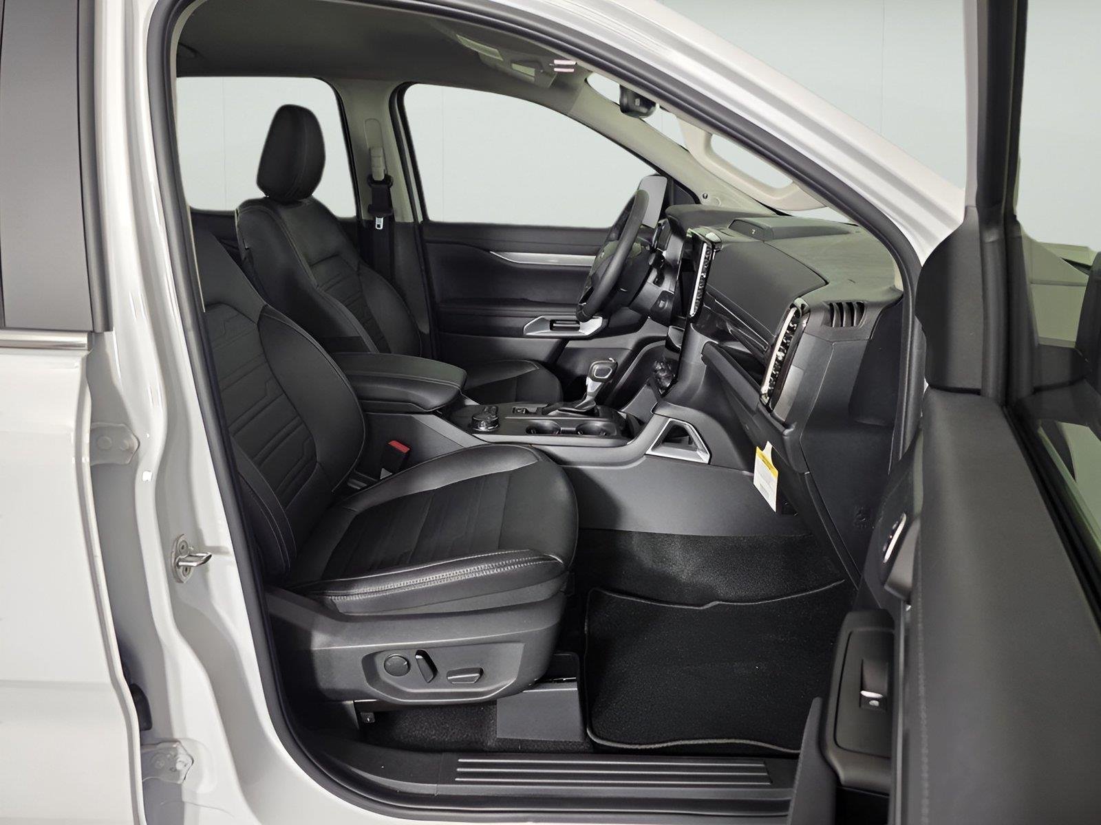 Used 2025 Oxford White Ford LARIAT image 26