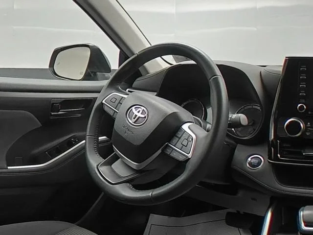 2022 Toyota Highlander LE - Photo 35