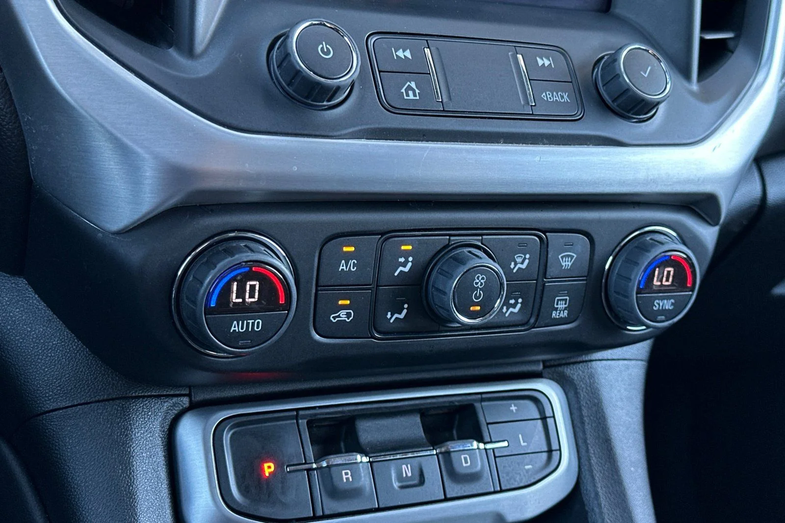 Used 2022 White GMC SLE image 23