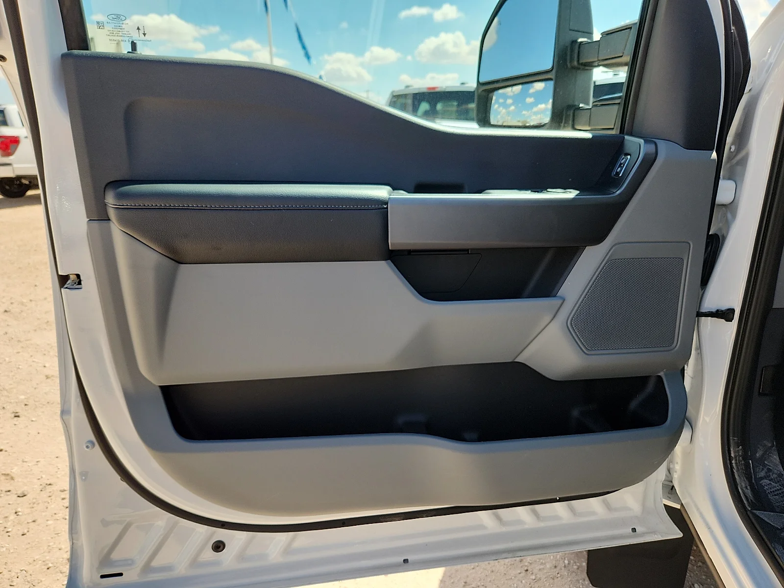 New 2027 Oxford White Ford XLT image 14